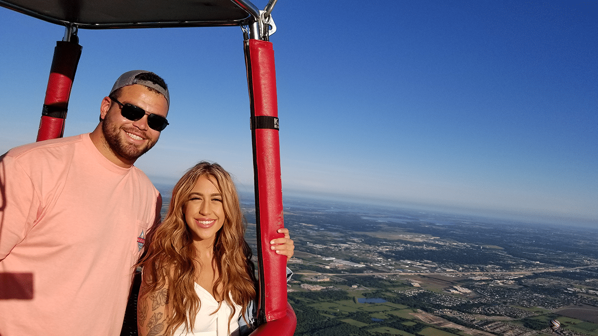 hot air balloon couple enjoying rohr balloons flight